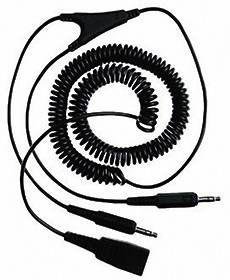 Un cavo spiralato nero con tre diversi connettori: una spina jack da 3,5 mm, una spina jack da 2,5 mm e una spina USB.