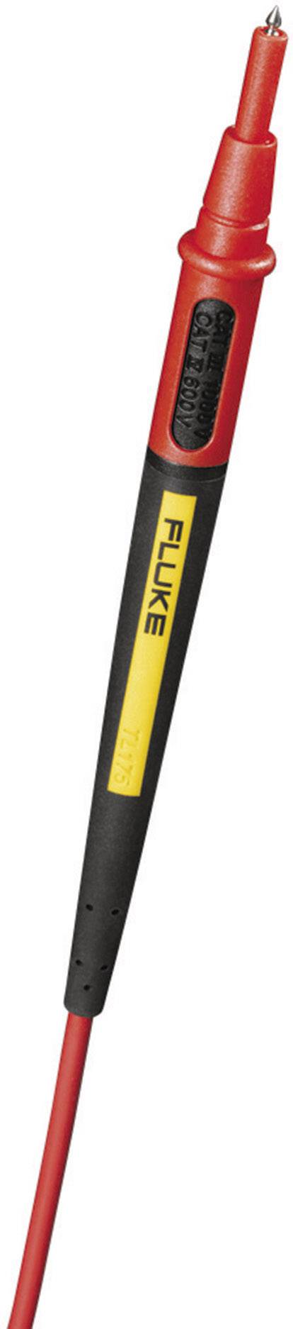 Dispositivo di misurazione rosso con manico nero e logo giallo. Punta sottile per misurazioni precise. Utilizzato in applicazioni tecniche o elettrotecniche.