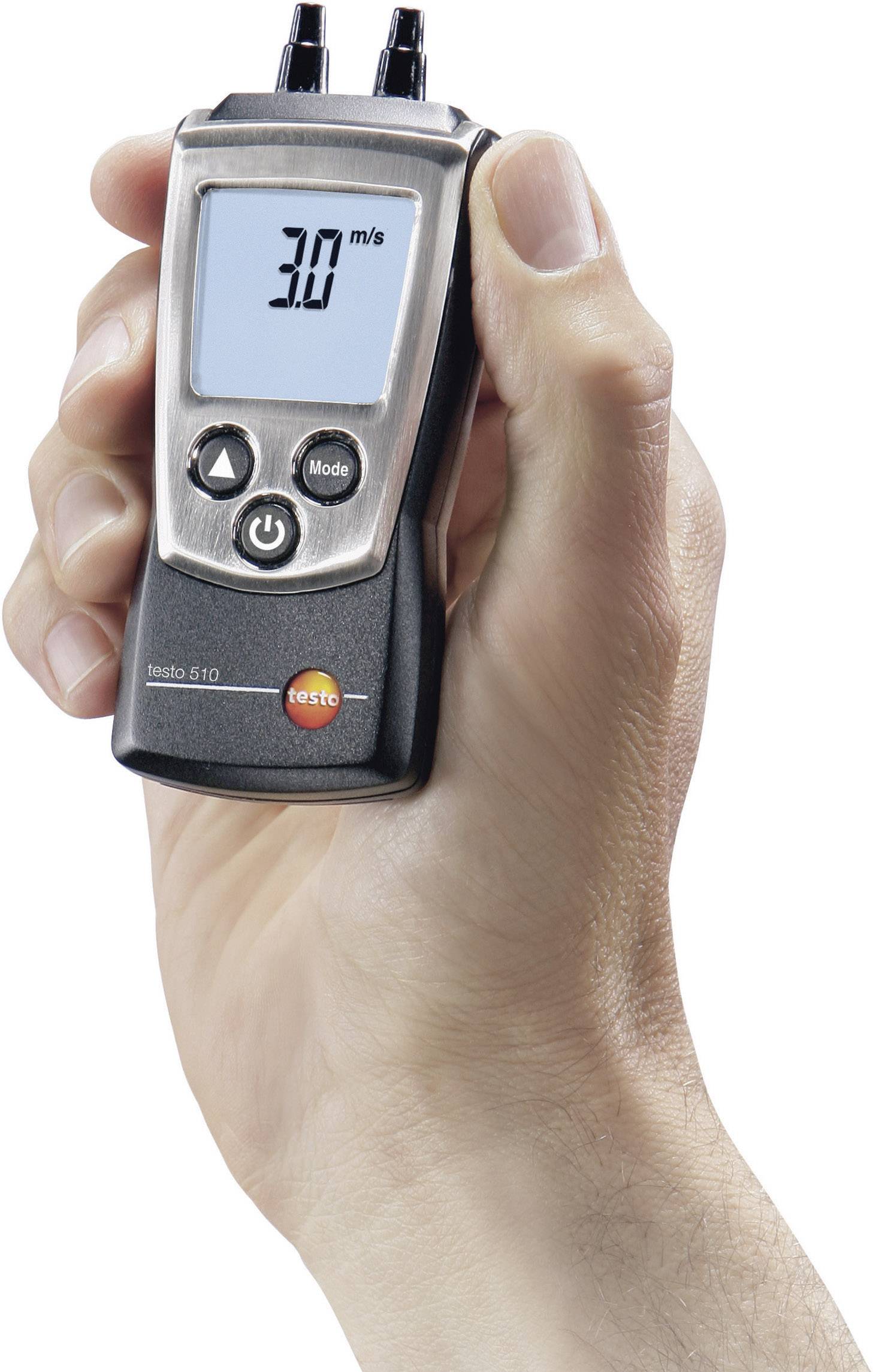 Una mano tiene un piccolo dispositivo di misurazione digitale che mostra '3,0 m/s' sul display. Il dispositivo ha diversi tasti per il funzionamento.
