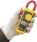 Una mano tiene in mano un amperometro giallo con pinza rossa. Il display mostra 32,30 ampere.