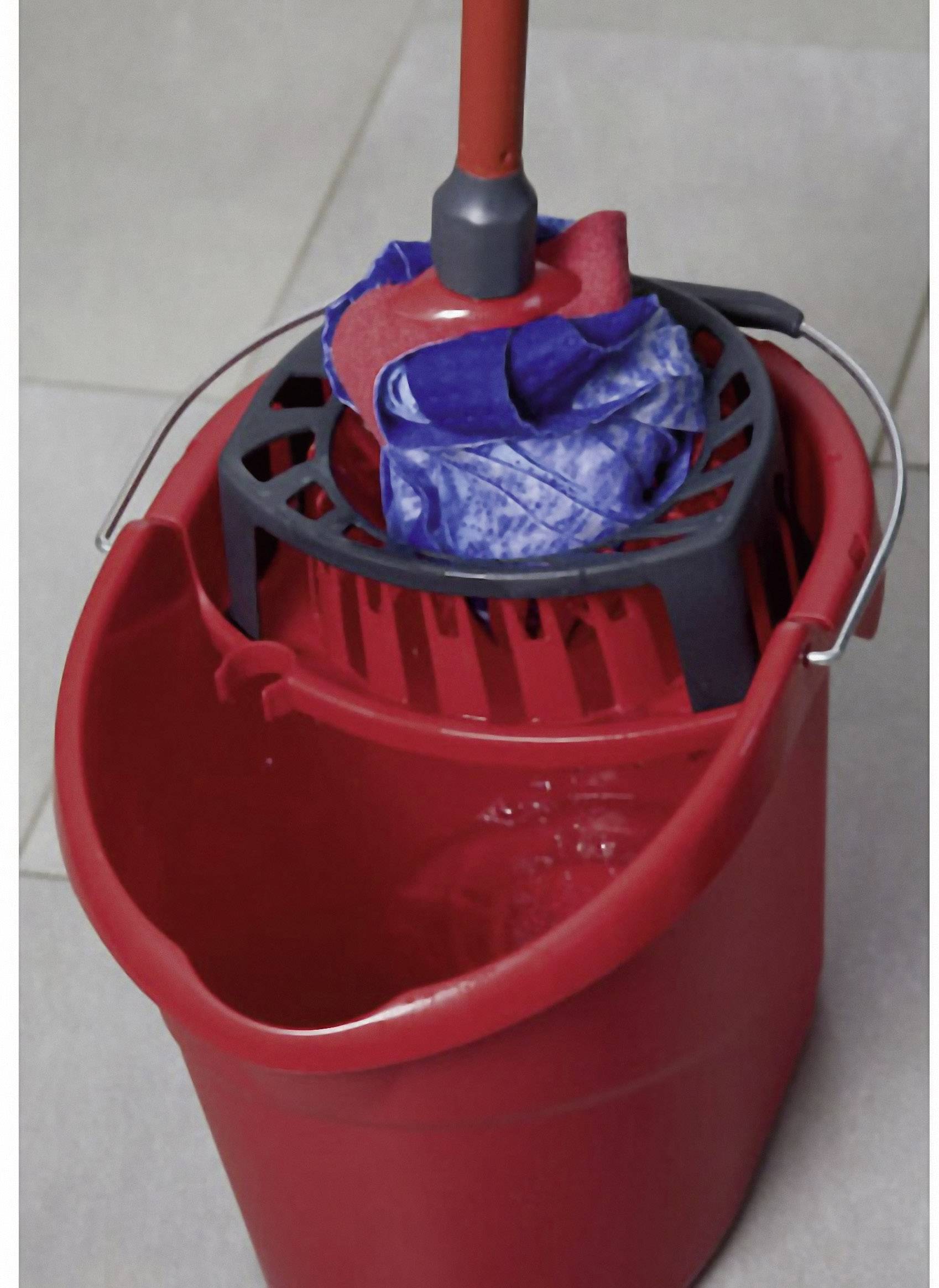 Secchio rosso con mop e panno per la pulizia blu su un pavimento di piastrelle.