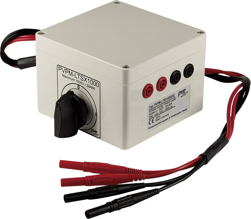 Dispositivo grigio per test fotovoltaici con diversi cavi e connessioni, utilizzato per verificare le prestazioni dei moduli solari.