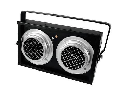 Un ventilatore rettangolare nero con due aperture di ventilazione protette da griglie argentate e un manico di trasporto nella parte superiore.