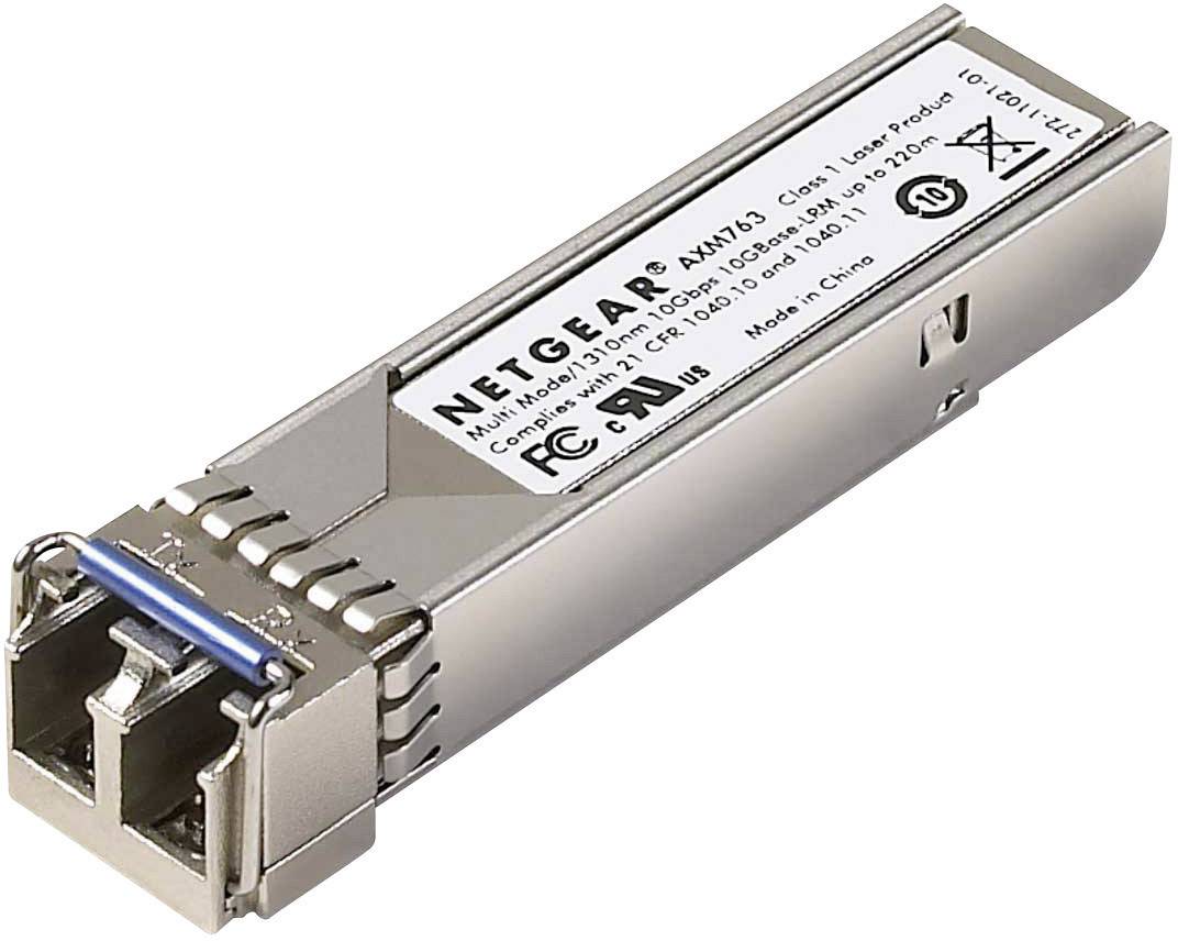 Un modulo SFP Netgear in custodia metallica argentata, contrassegnato con specifiche tecniche e certificazioni per connessioni di rete.