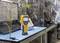 Su un tavolo in un laboratorio ci sono un dispositivo di misurazione giallo e accessori per computer. Cavi sono collegati a vari dispositivi.