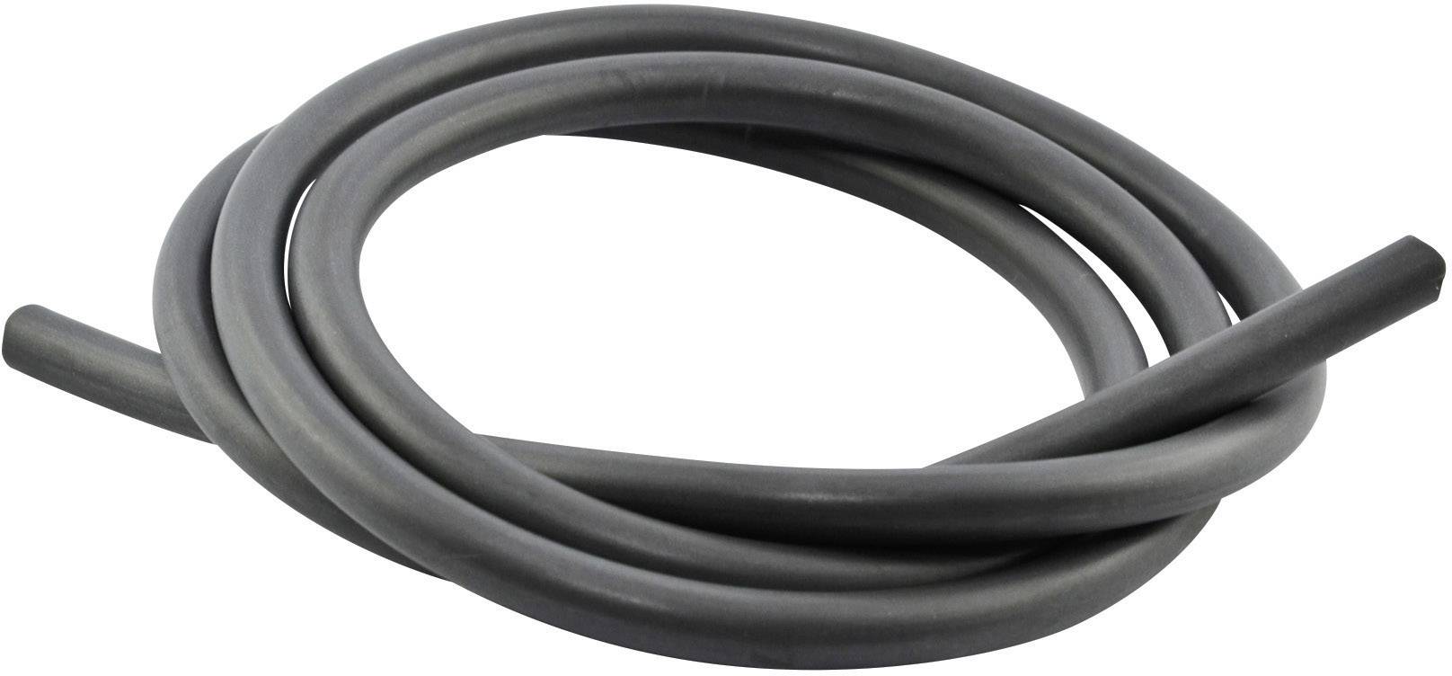 Un tubo di gomma nero è arrotolato su uno sfondo bianco.