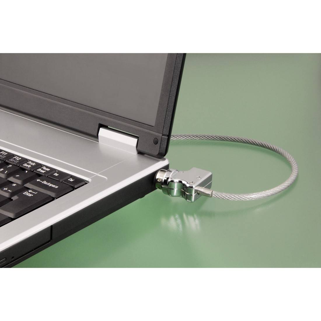 Un laptop con un cavo di sicurezza collegato per prevenire il furto. Il cavo è fissato sul lato destro.