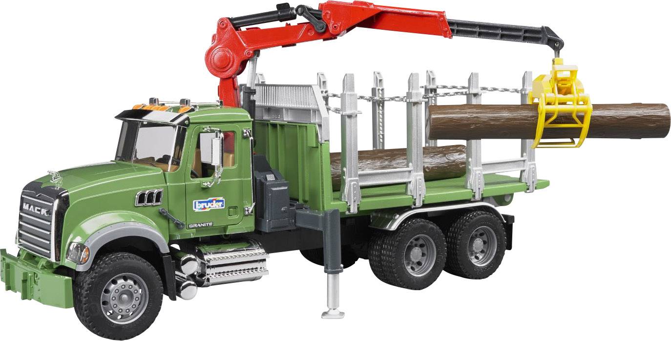 Un camion giocattolo verde con una gru rossa che trasporta tronchi di legno sul pianale.