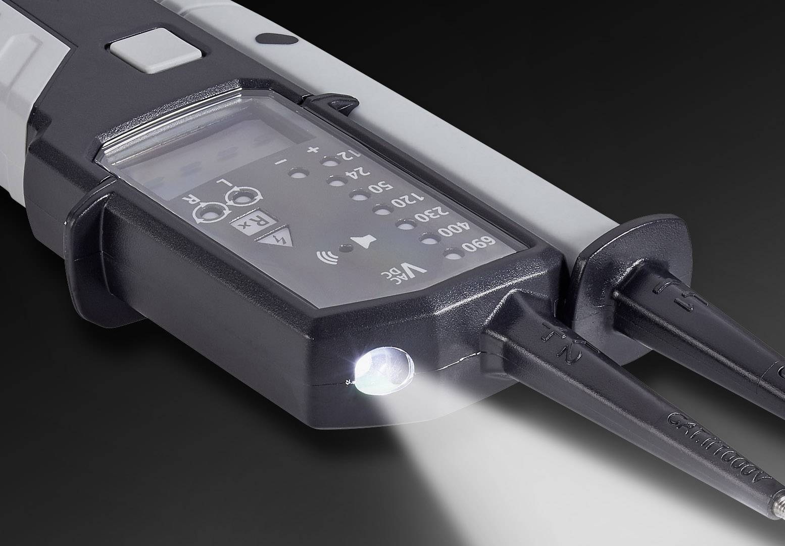 Dispositivo di misurazione della tensione con display illuminato e due sonde, utilizzato per verifiche di sicurezza elettrica.