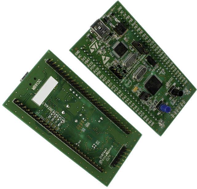 Due schede di sviluppo per microcontroller in vista angolata con circuiti integrati e connettori.