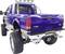 Un pickup Ford blu con carrozzeria rialzata e pneumatici fuoristrada grandi, visto dal retro.