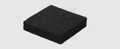 Un spugnetta nero rettangolare con una texture ruvida giace su uno sfondo chiaro.