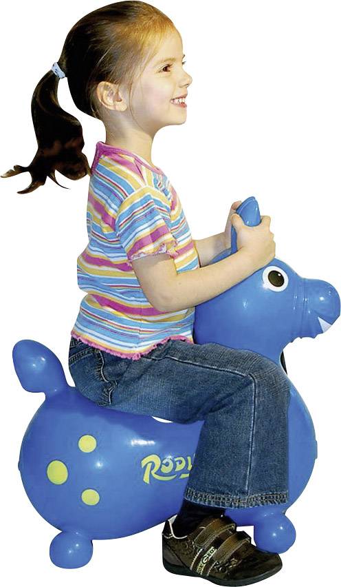 Un bambino siede allegramente su un giocattolo gonfiabile blu a forma di animale con macchie gialle.