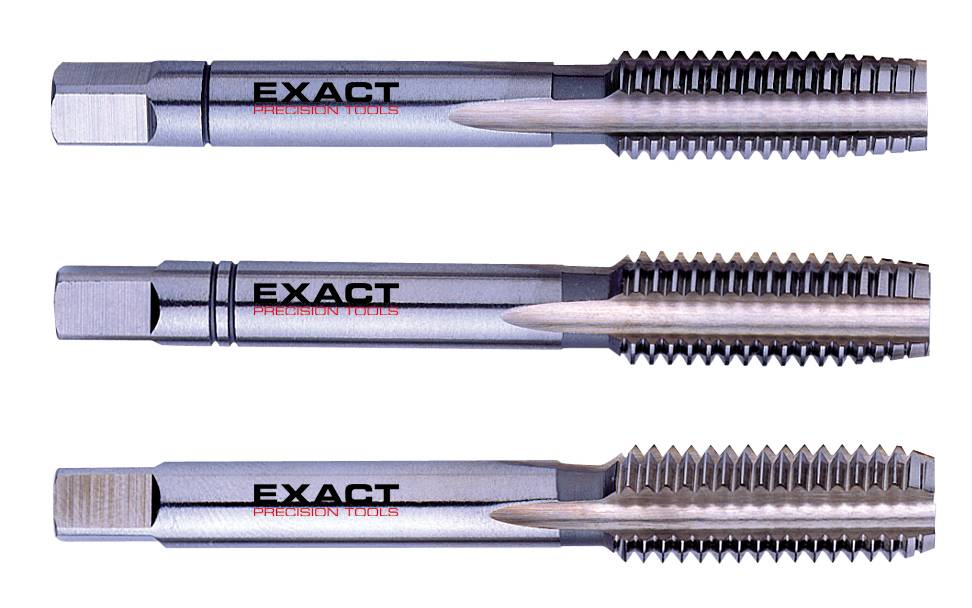 Tre maschi a filettare metallici di diverse dimensioni, posizionati uno accanto all'altro. Su ciascuno è riportato 'Exact Precision Tools'.