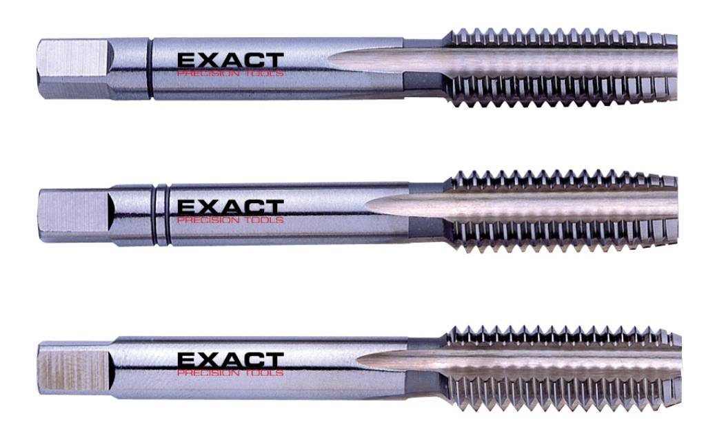 Tre maschi a filettare metallici con la scritta 'EXACT'. Hanno diversi tipi di filettatura e sono disposti orizzontalmente uno accanto all'altro.