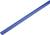 Un lungo cannuccia blu in plastica, adagiata su uno sfondo bianco.