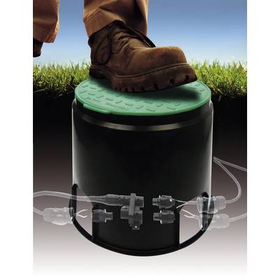 Uno stivale poggia su un coperchio verde di un contenitore nero. Nella parte inferiore sono visibili tubi trasparenti e connessioni.