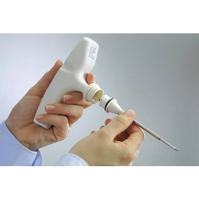 Due mani tengono uno strumento medico per l'iniezione. Una mano sta ruotando una parte del dispositivo, probabilmente per prepararlo o manutentarlo.