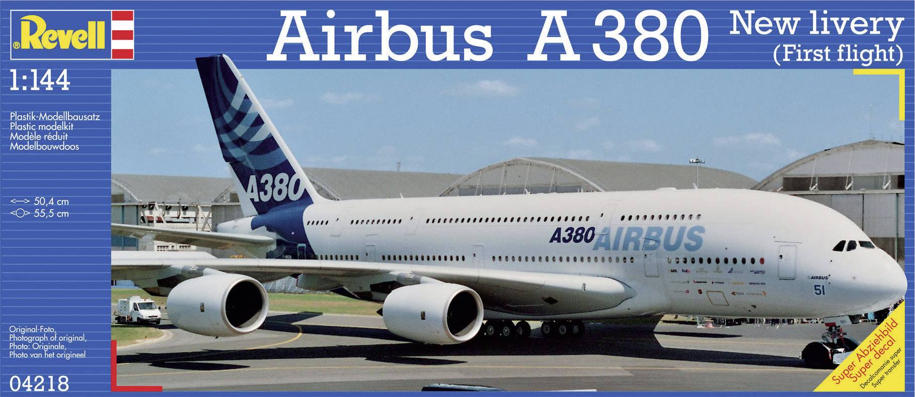 Airbus A380 con nuova verniciatura durante il suo primo volo davanti agli hangar. Kit di modellismo Revell in scala 1:144.