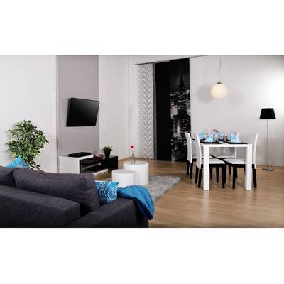 Soggiorno con divano grigio, tappeto bianco e tavolo da pranzo. Arredamento moderno con TV a parete, lampada e cuscini decorativi.