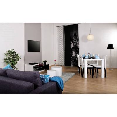 Soggiorno moderno con divano grigio, tavolo da pranzo per quattro persone e lampada a sospensione, decorazione elegante con pianta e arte parietale.