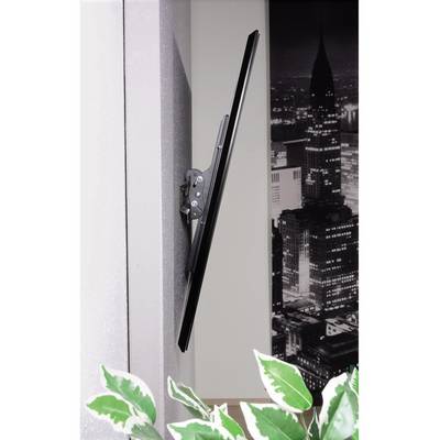 Un televisore a schermo piatto è montato lateralmente su una parete. Sullo sfondo è visibile un'immagine in bianco e nero di un paesaggio urbano.