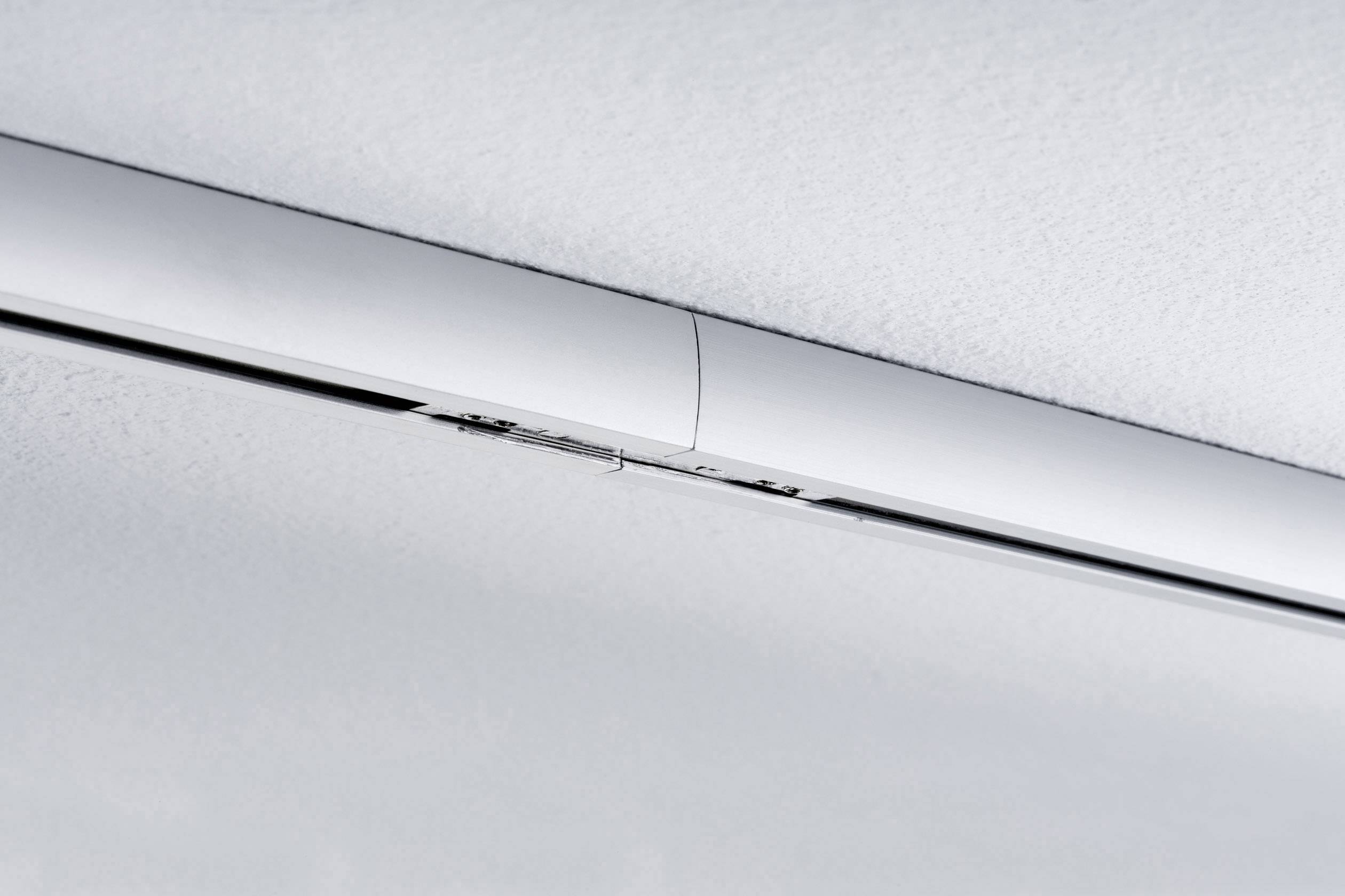 Un lungo e moderno punto luce LED su un soffitto bianco, probabilmente installato per illuminare un ambiente.