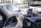 Un automobilista guida attraverso il traffico intenso con l'aiuto di uno smartphone montato in un supporto e utilizzato come GPS.