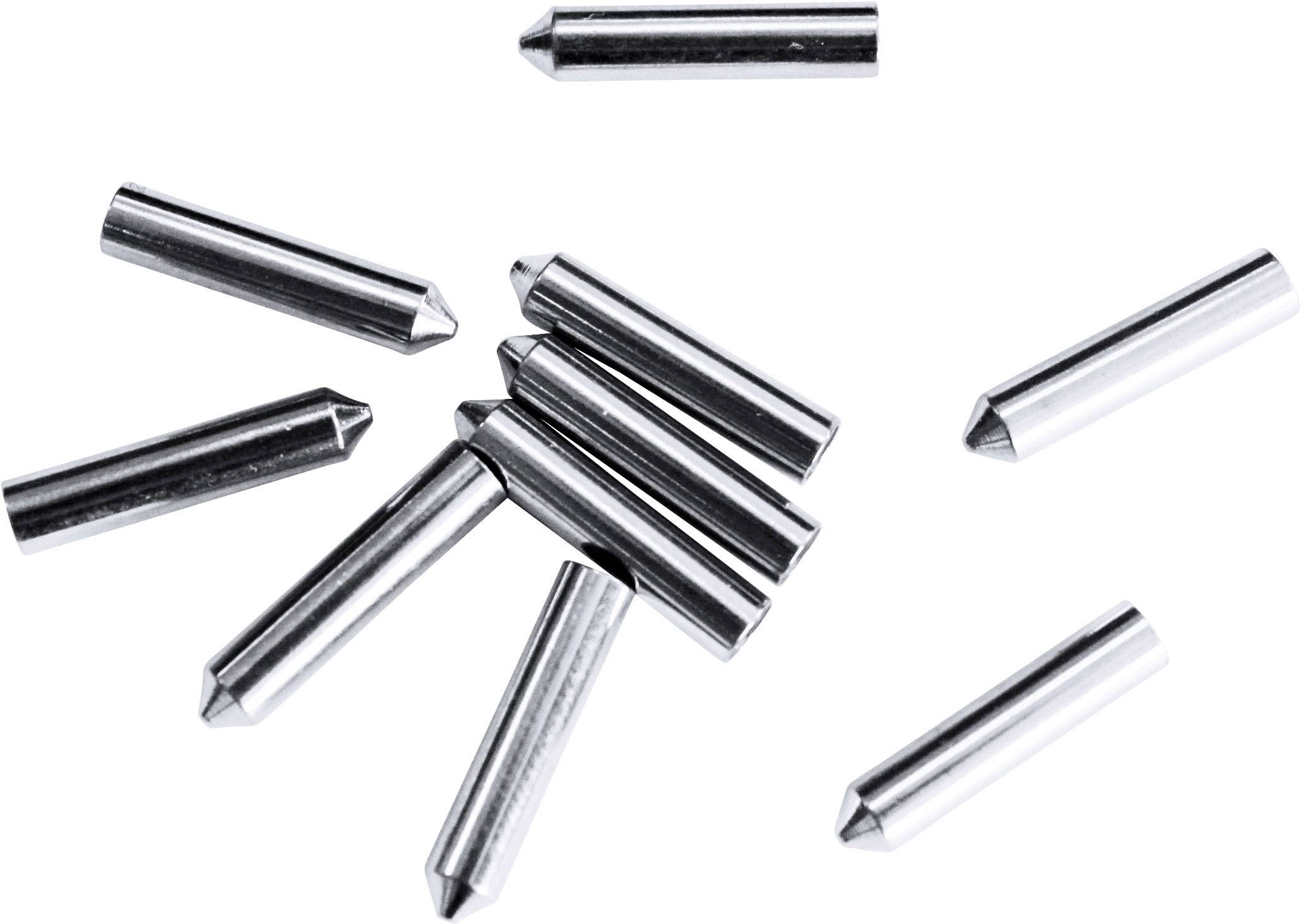 Diversi perni metallici argentati con punte si trovano sparsi su una superficie bianca.