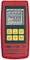 Un misuratore di pressione digitale, modello GMH 3156, con custodia rossa e display, mostra '10.000'. I tasti di controllo sono posizionati sotto di esso.