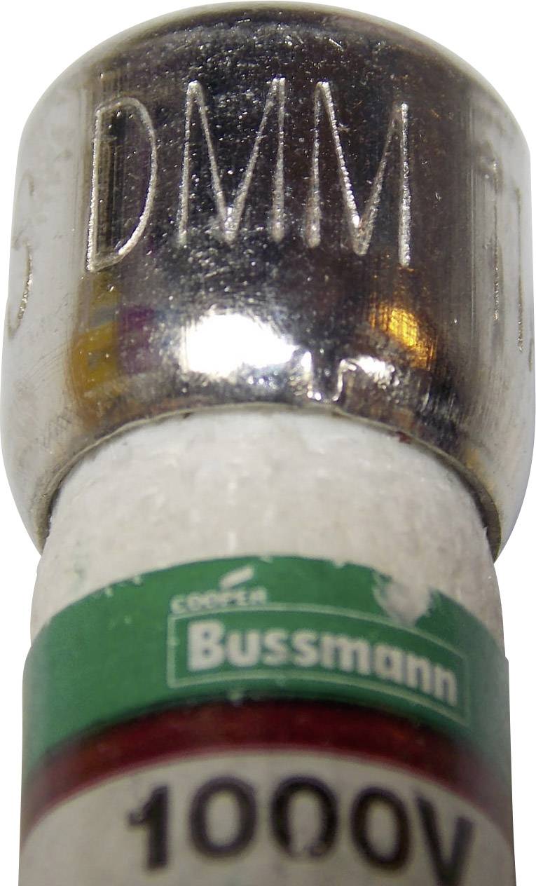 Primo piano di un fusibile DMM Cooper Bussmann da 1000V con testa argentata e marcatura verde.