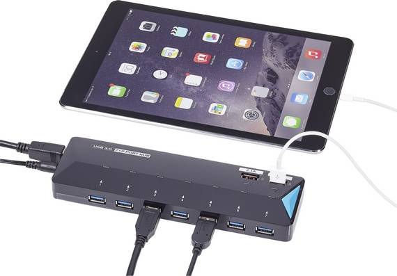 Tablet, connesso a un hub USB, mostra le possibilità di ricarica e interconnessione per più dispositivi. Lo schermo visualizza le app.