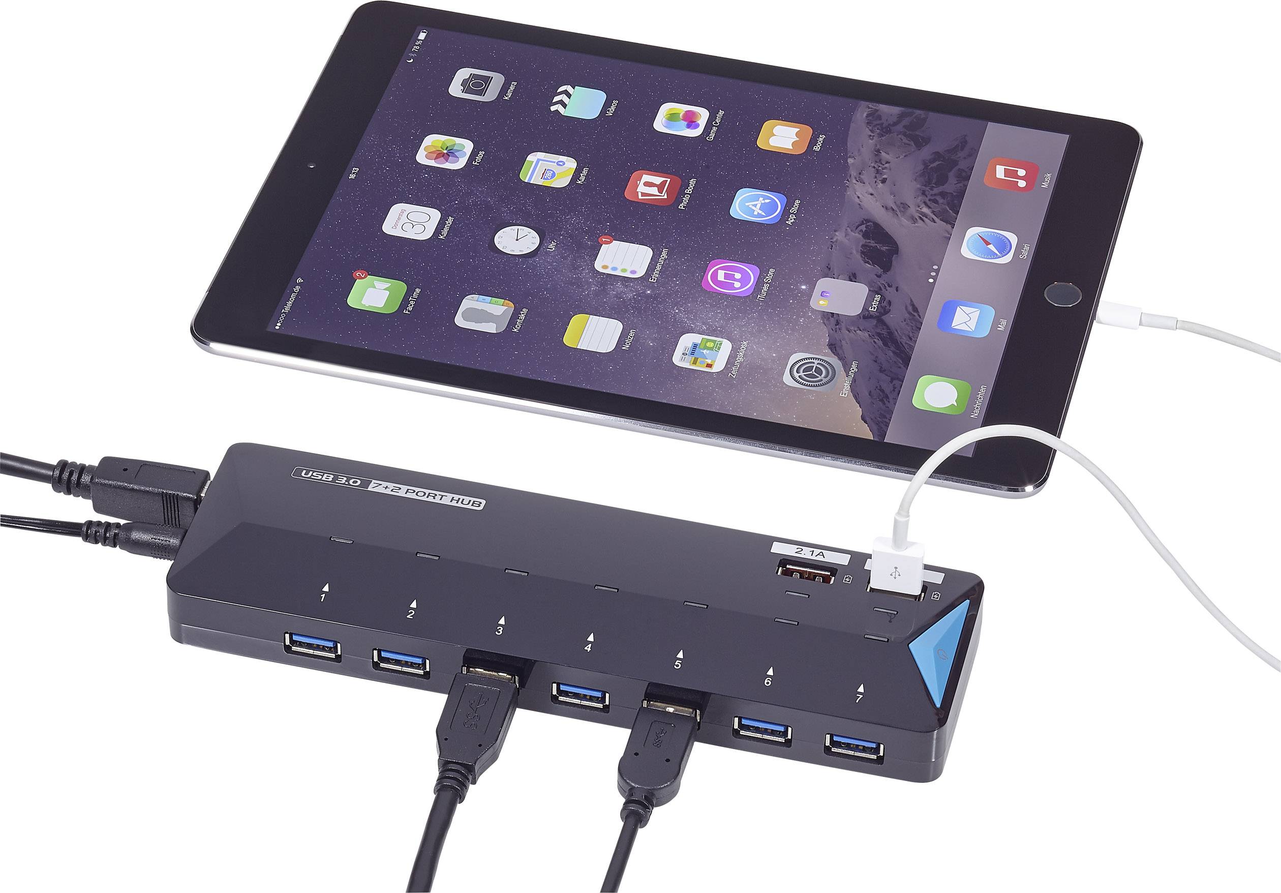 Hub USB con più porte, collegato a un tablet. Il tablet mostra le app sullo schermo.