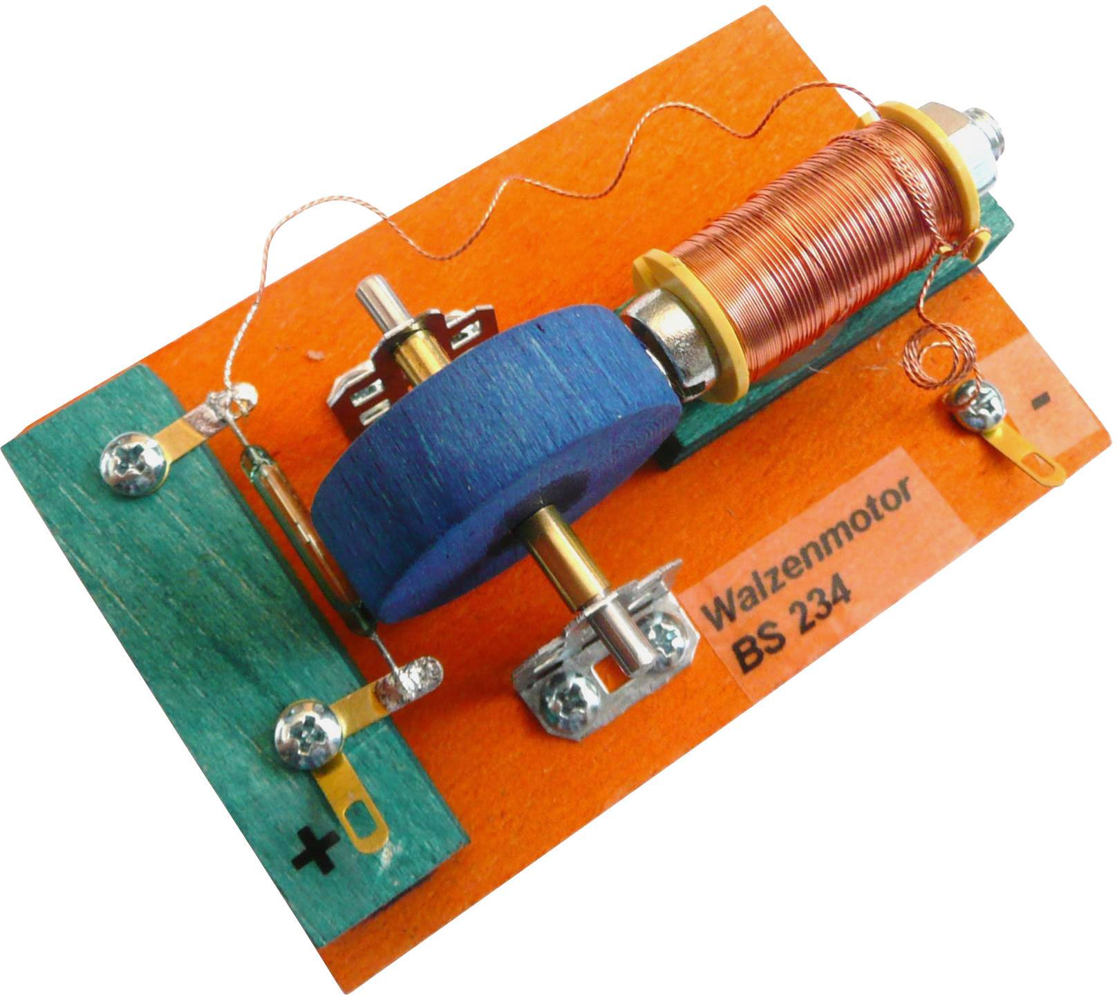 Motore a rullo fatto in casa con rotore blu, bobine di rame e base arancione, etichettato come 'Motore a rullo BS 234'.