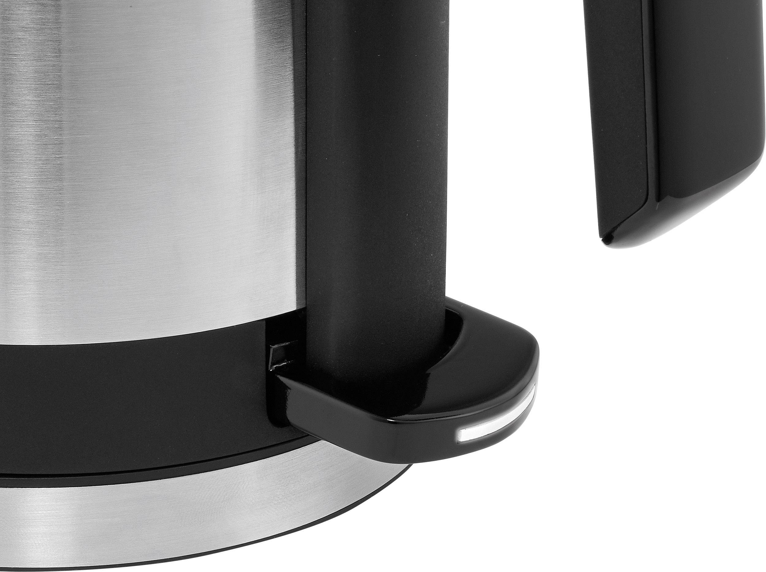 Primo piano di un bollitore in acciaio inox con un manico nero moderno e una piccola spia luminosa alla base.