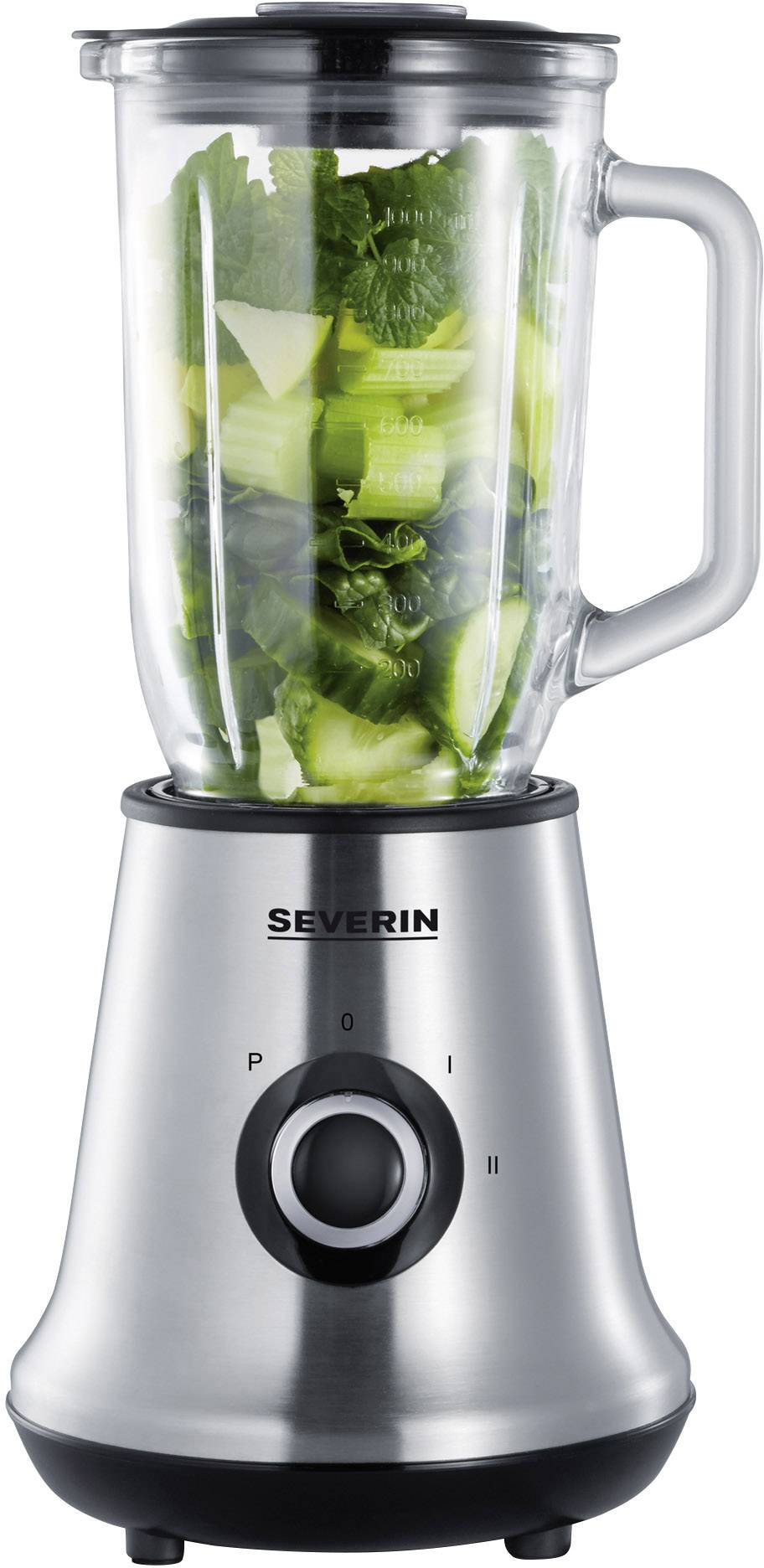 Un frullatore argentato con recipiente in vetro, riempito con verdure e erbe verdi. Il frullatore ha una manopola con indicatore dei livelli.