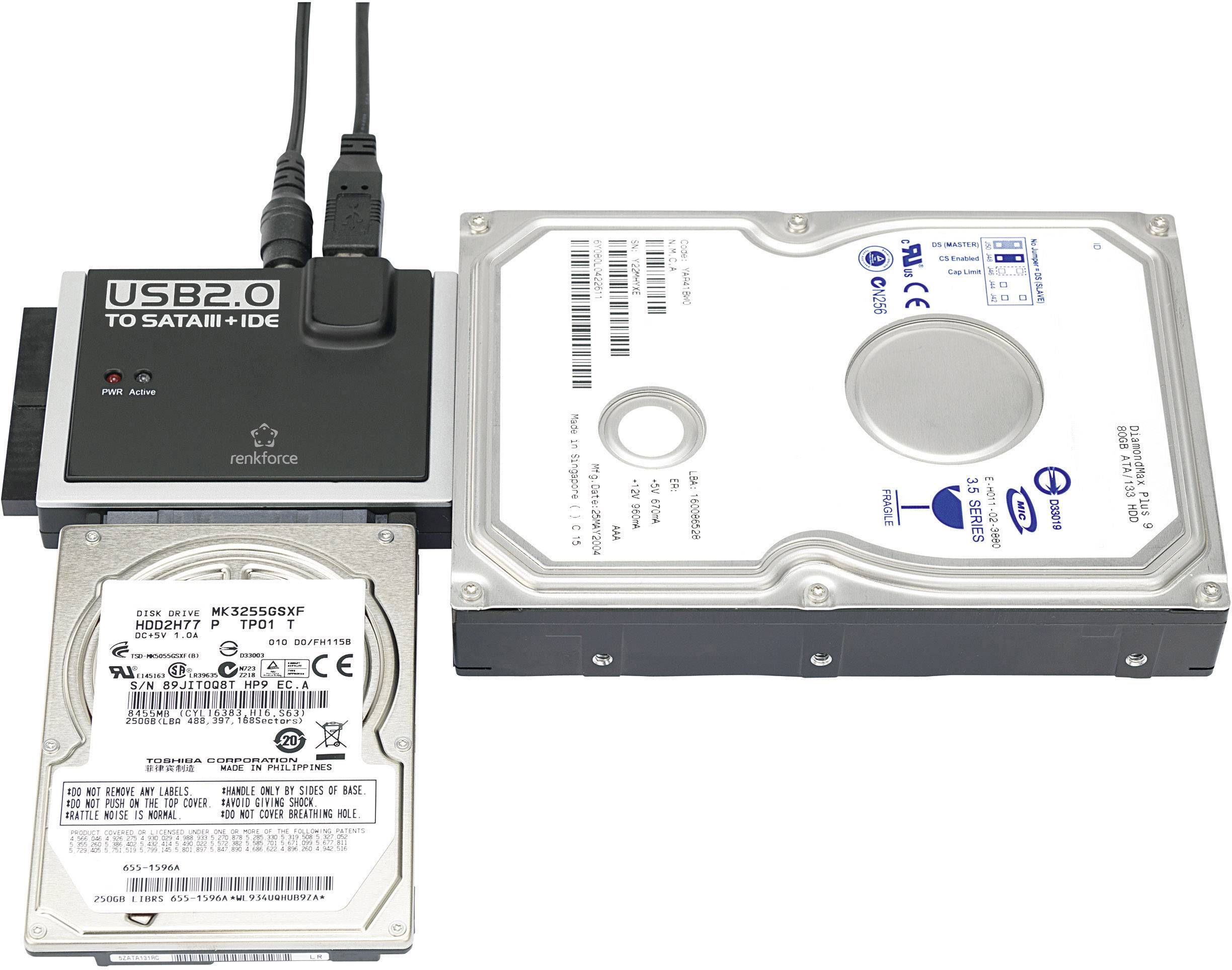 Adattatore da USB 2.0 a SATA/IDE che collega due hard disk esterni, uno in formato 2,5 pollici e uno in formato 3,5 pollici.