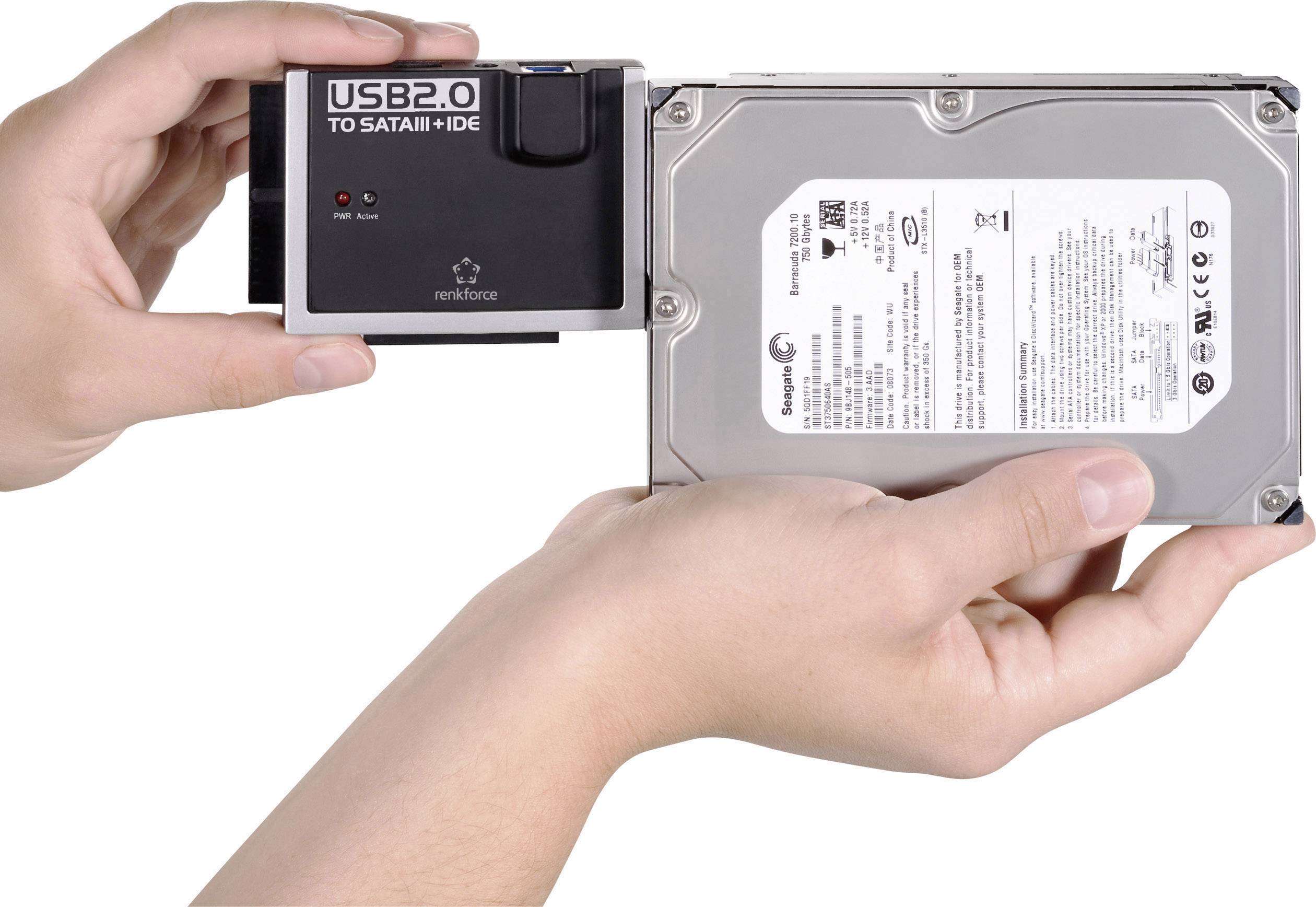 Due mani tengono un adattatore per collegare una porta USB 2.0 a un'unità SATA/IDE.