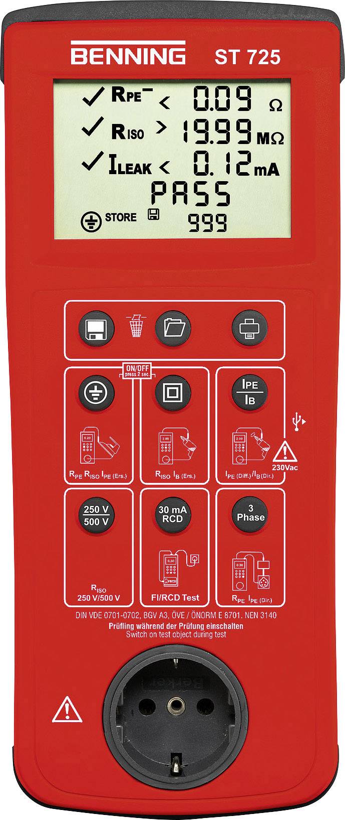 'Dispositivo elettronico di test con display digitale che mostra diversi valori elettrici di misurazione, tra cui Rpe, Riso e Ileak. Il display mostra "PASS".'