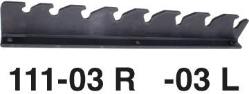 Un componente nero con bordi dentellati. Sotto è riportato '111-03 R -03 L'.