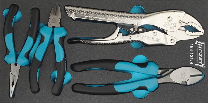 Un set di quattro utensili blu e neri, tra cui pinze e una chiave regolabile, su sfondo nero. Marchio 'Hazet'.