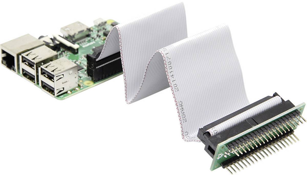 Un Raspberry Pi con un cavo a nastro collegato e una scheda adattatrice che offre pin aggiuntivi per connessioni estese.