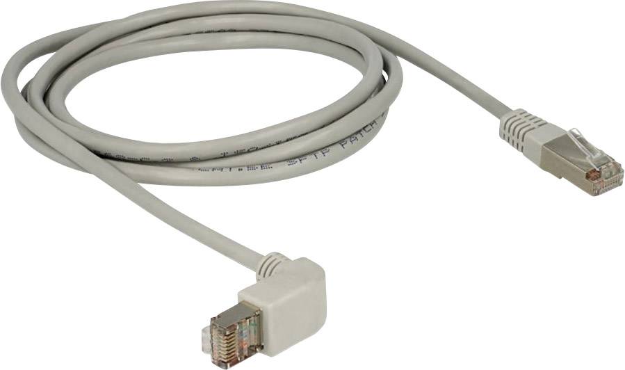 Un cavo Ethernet grigio con connettori RJ45 su entrambe le estremità, arrotolato su uno sfondo bianco.