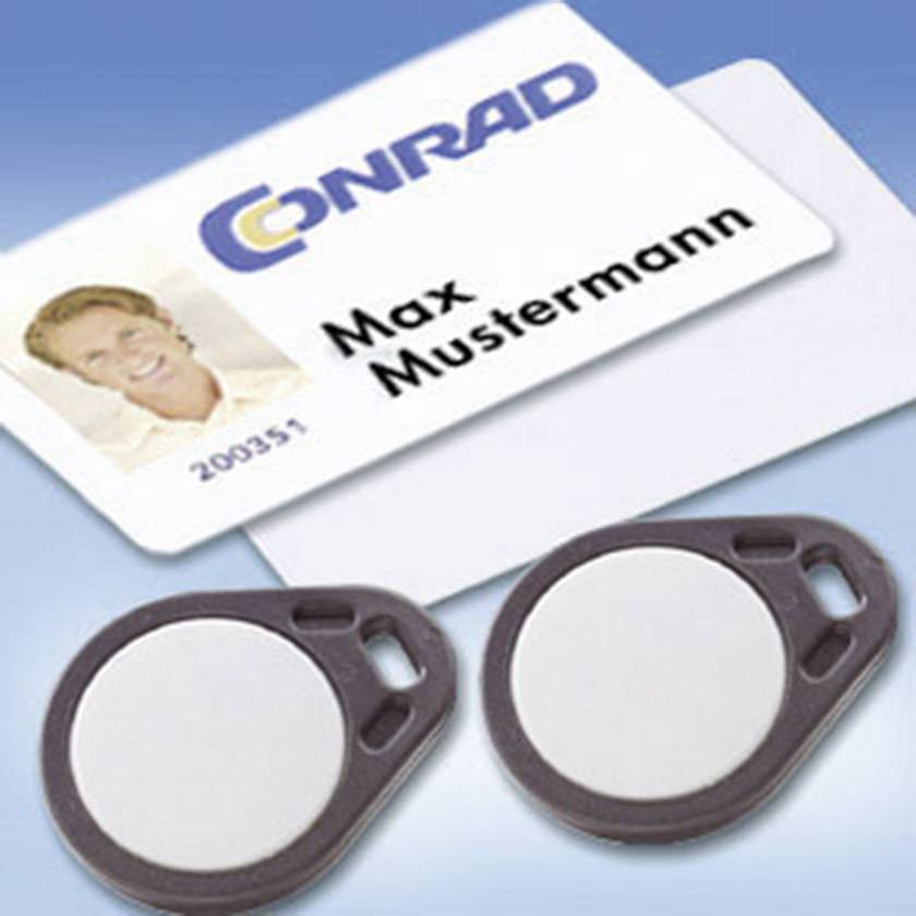 'Targhetta identificativa con foto e nome 'Max Mustermann' su carta aziendale, due portachiavi con tessere RFID.'