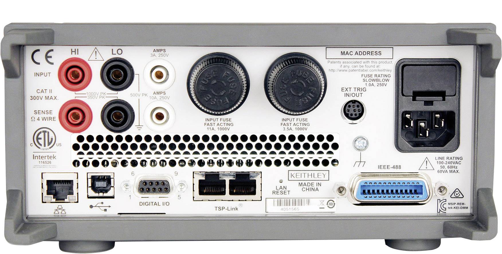 Retro di uno strumento elettronico di misurazione con vari connettori e indirizzo delle informazioni del produttore.