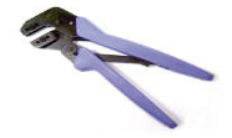 Una pinza crimpatrice con impugnature blu, utilizzata per collegare cavi con connettori.