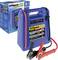 Starter portatile blu con impugnatura, contrassegnato come 'GYSpack 400'. Dotato di morsetti e indicatore per 12V e 18Ah. Confezione sullo sfondo.