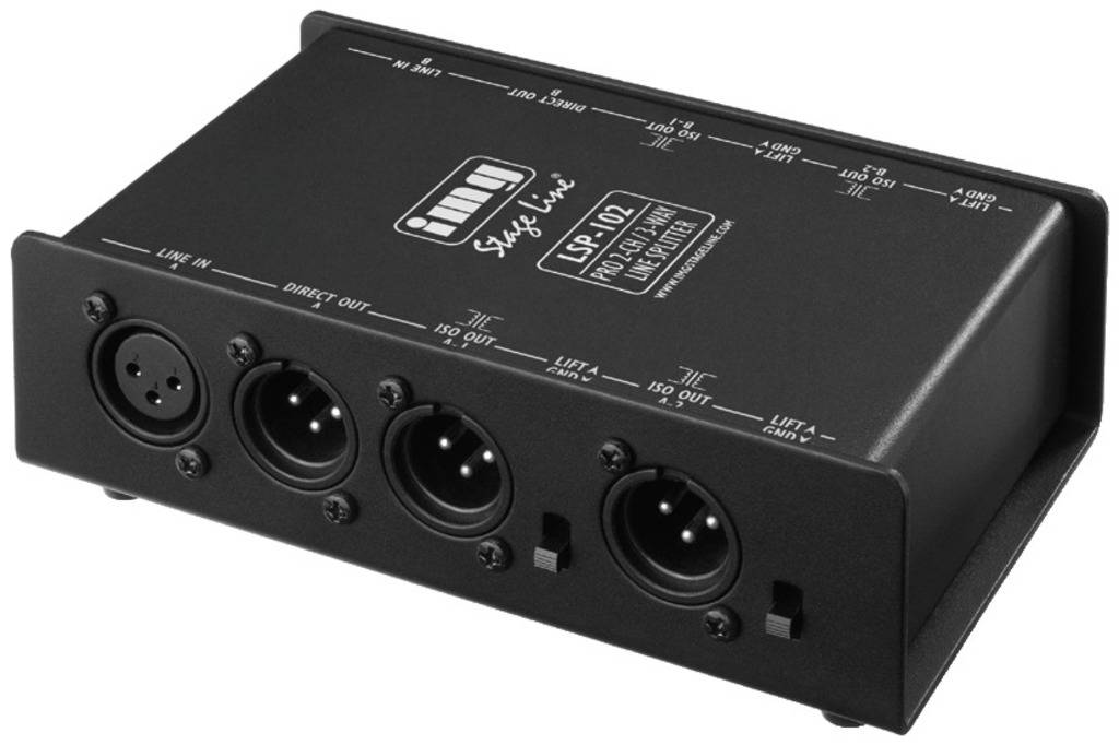 Scatola DI nera con quattro connettori XLR ed etichette. Idonea per trasmissione audio professionale e adattamento del segnale.