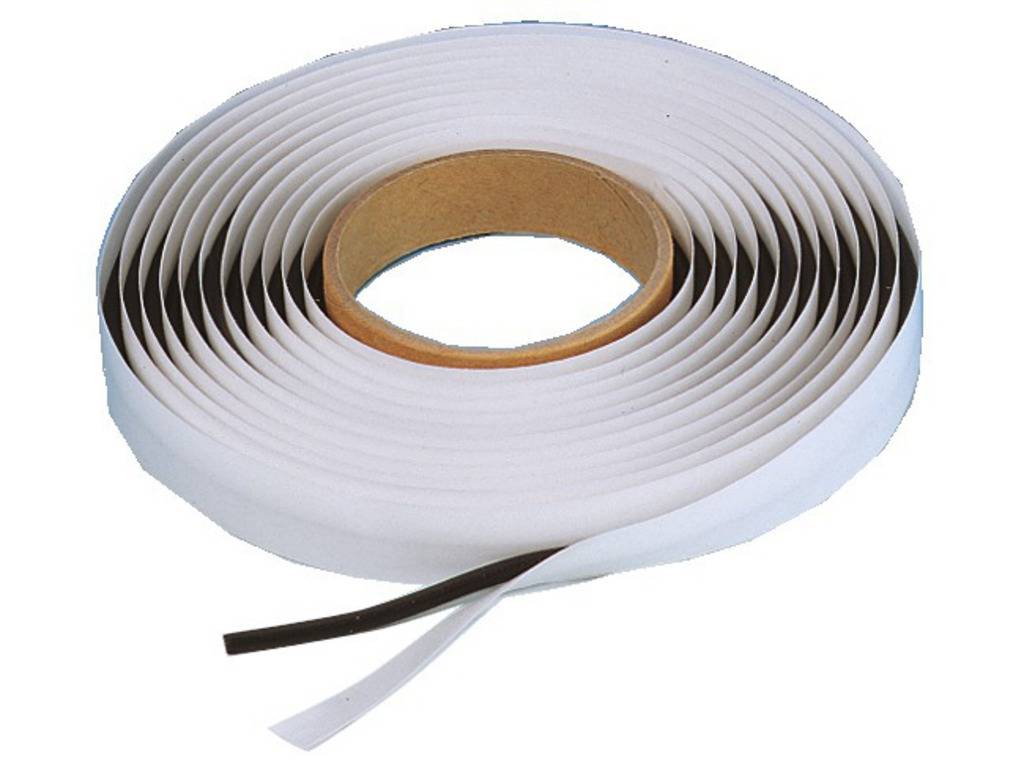 Un rotolo di nastro adesivo doppio lato, bianco con bordi marroni, su uno sfondo bianco.