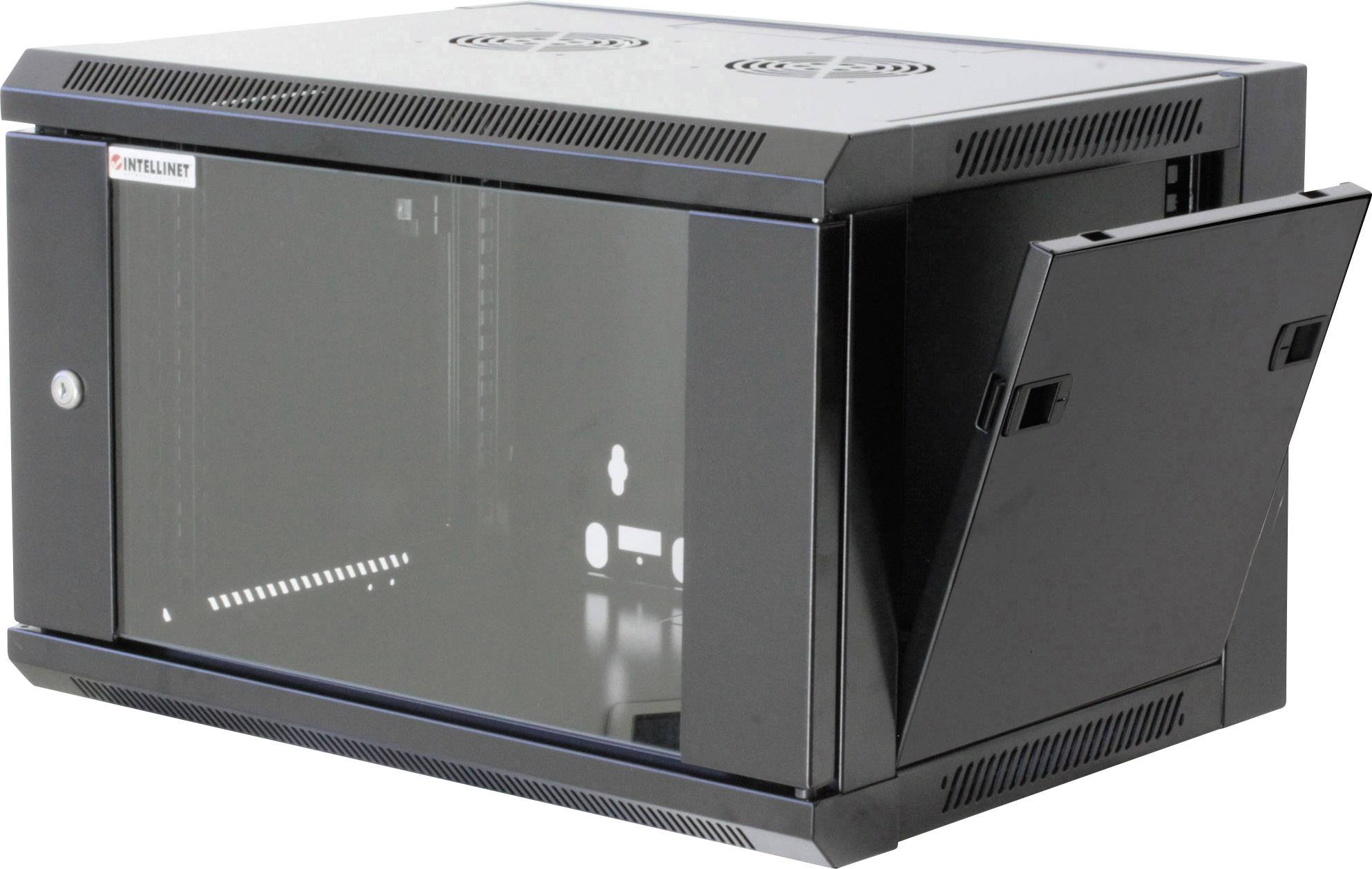 Un armadio rack di rete nero a parete con porta in vetro, parzialmente aperto, idoneo per l'alloggiamento di attrezzature di rete.